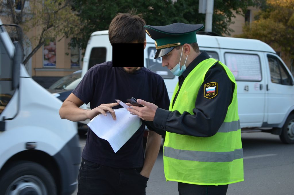 В центре Астрахани оштрафованных автомобилистов поджидала полиция