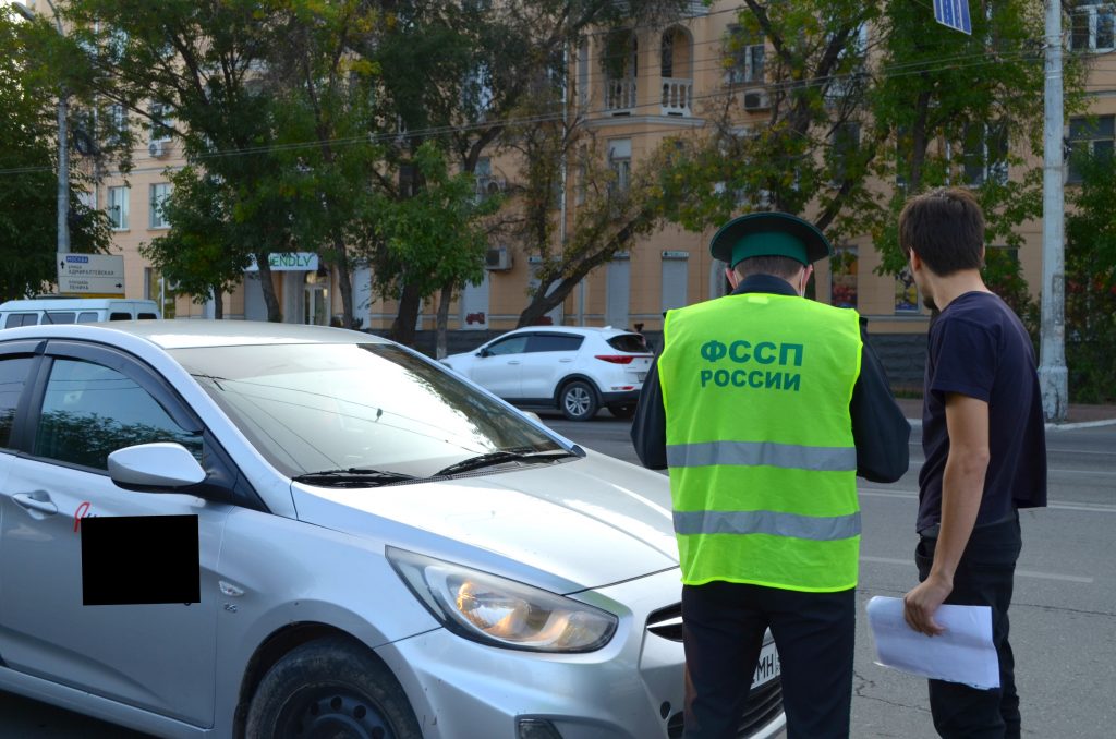 В центре Астрахани оштрафованных автомобилистов поджидала полиция