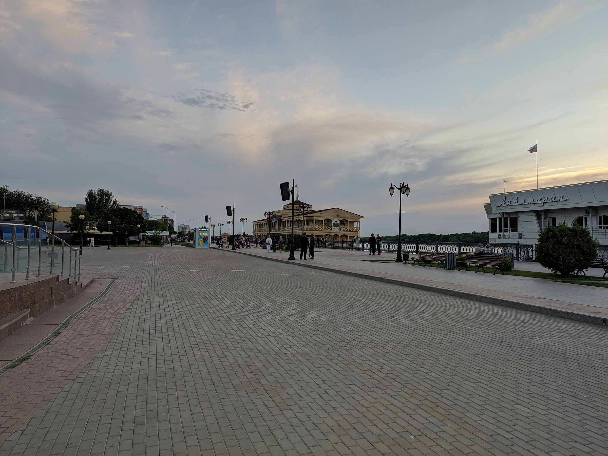 Астраханцев ждёт кино на набережной и музыка на крыше
