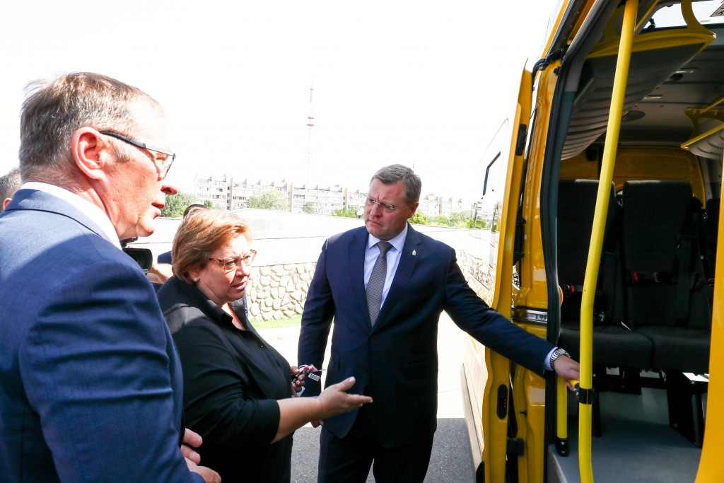 Астраханские соцучреждения получили новые автобусы