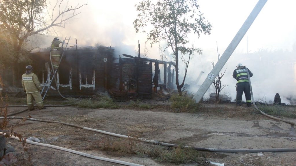 В Астраханской области потушили 5 опасных пожаров