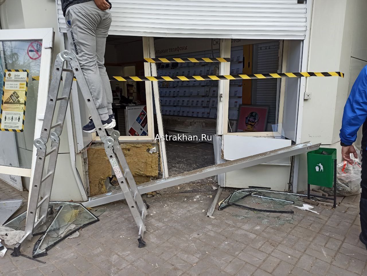 В Астрахани разгромили магазин «Билайн» на Савушкина