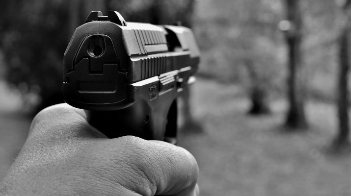 В Астрахани полицейский выстрелил в местного жителя. Идёт расследование