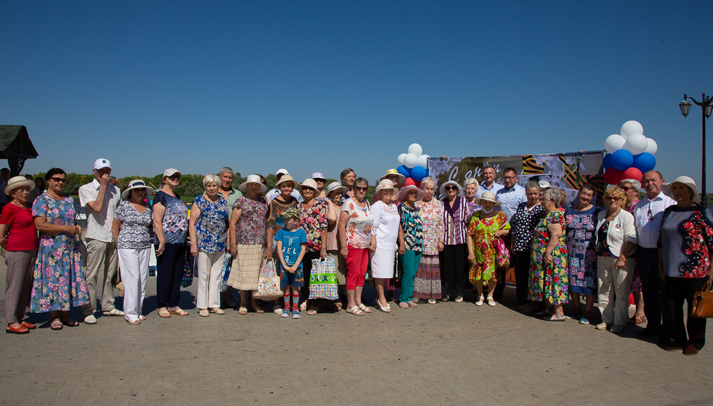Астраханским ветеранам подарили прогулку на теплоходе