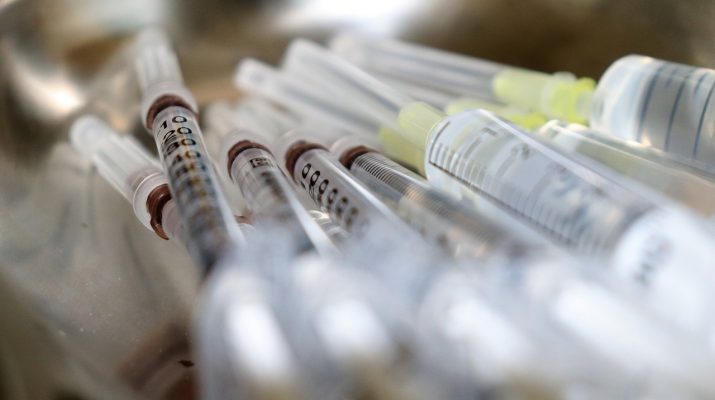 Астраханские медики вакцинируются от коронавируса