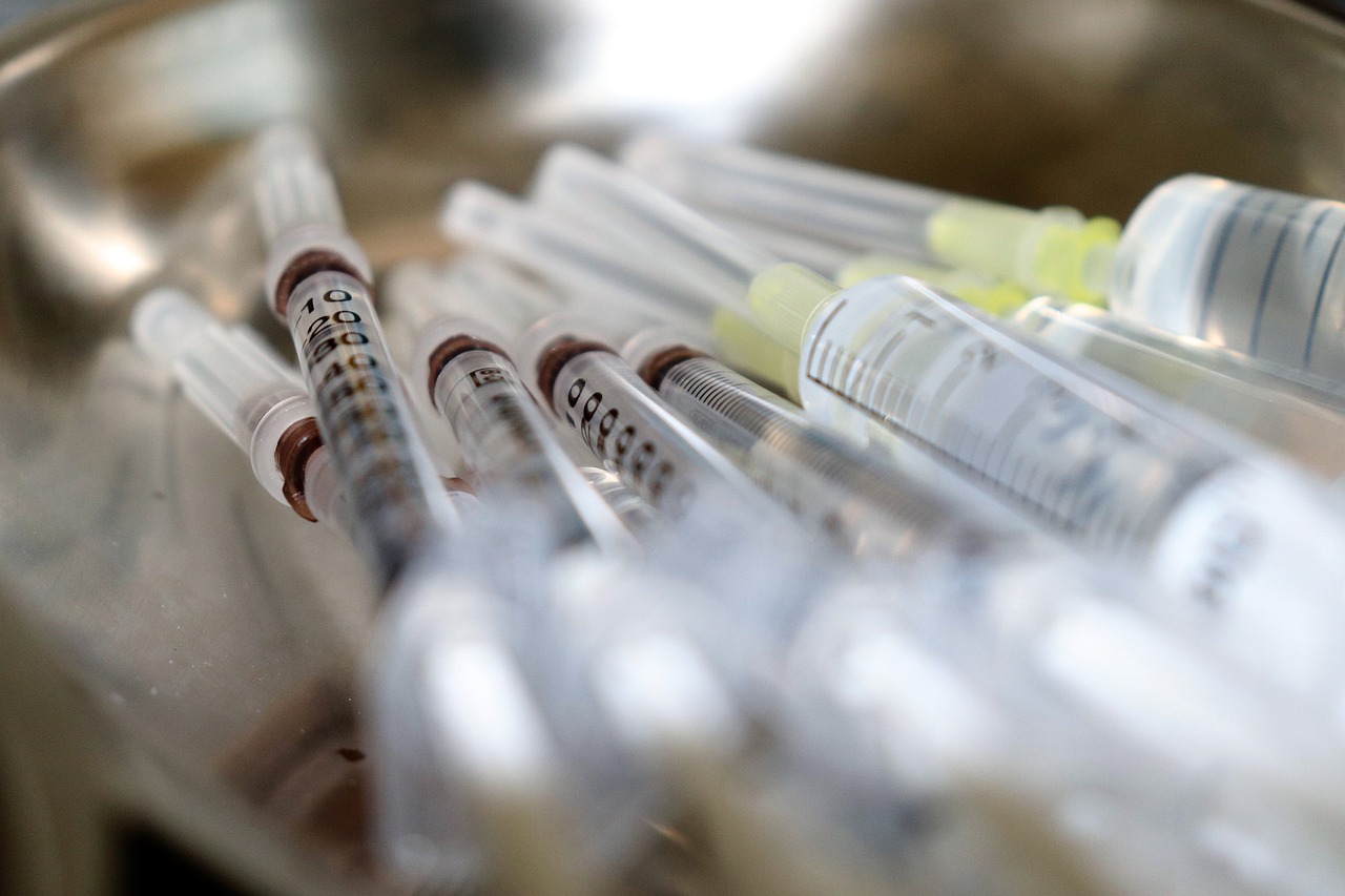 Астраханские медики вакцинируются от коронавируса