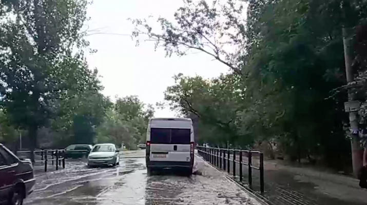 Новое озеро в Астрахани обнаружено на улице Луконина (видео)