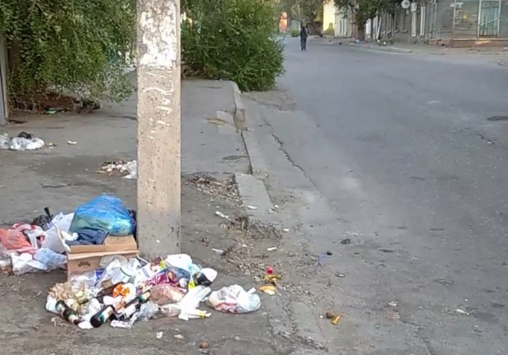 астраханцы мусорят на Псковской