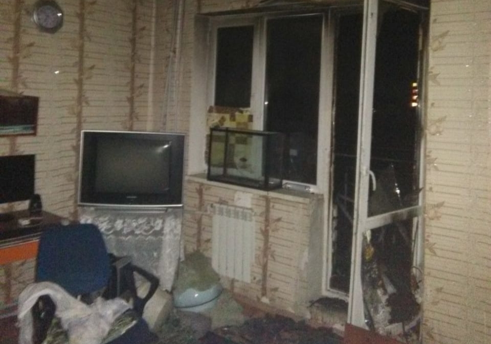 В Астраханской области загорелся балкон из-за неосторожного курильщика