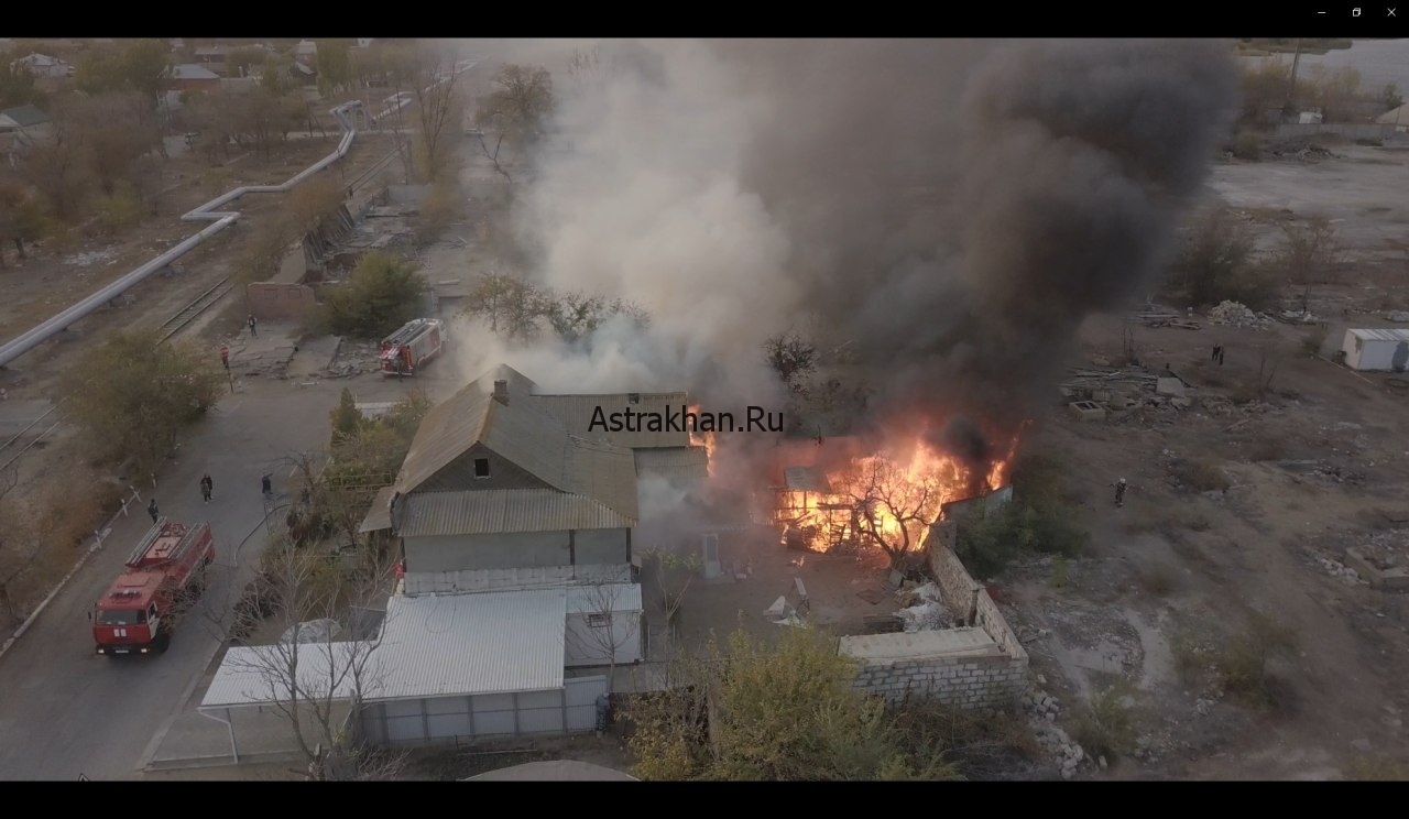 На улице Авиационной горит жилой частный дом (видео)