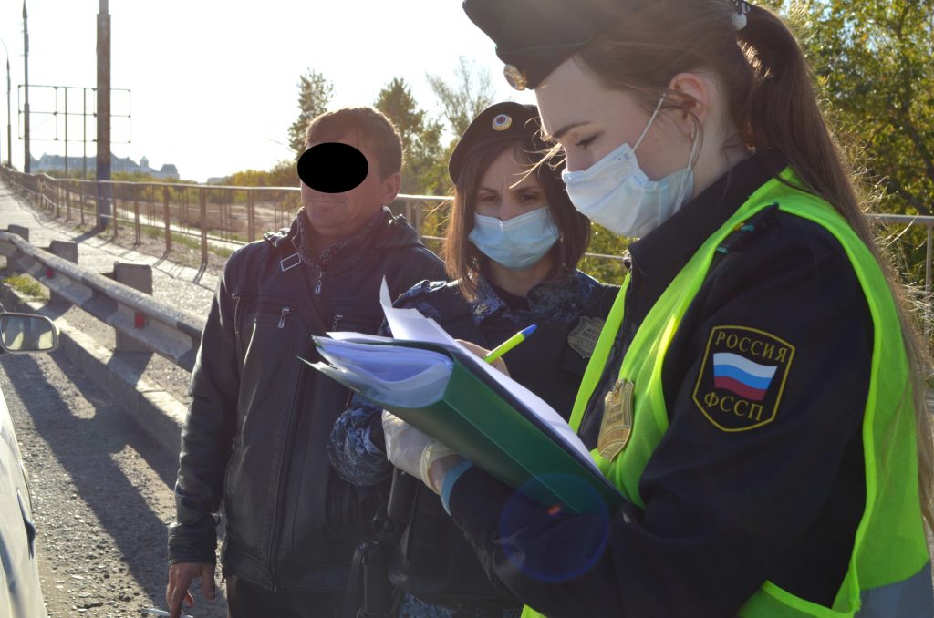 Сотрудники ГИБДД поджидали должников по штрафам на Новом мосту