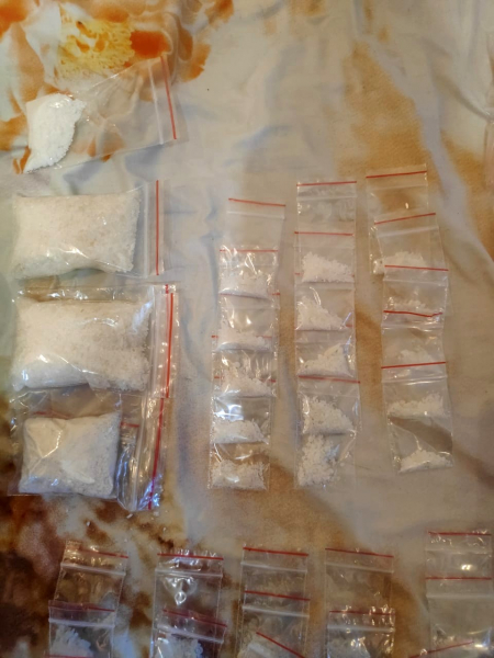 Двое наркодилеров в Астрахани прятали дозы в фантики из-под конфет
