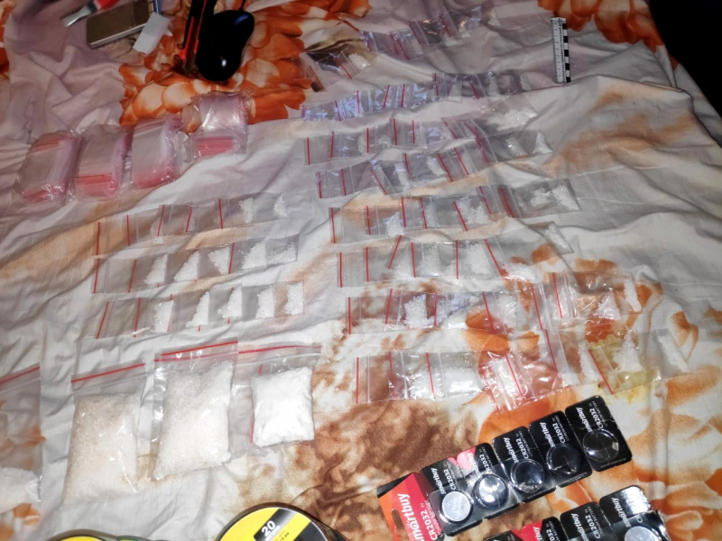 Двое наркодилеров в Астрахани прятали дозы в фантики из-под конфет