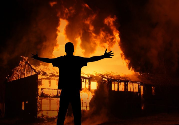 житель Астраханской области поджёг дом бывшей сожительницы