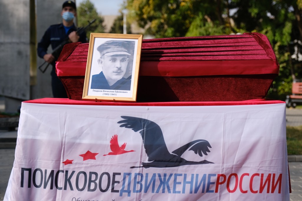 В Астрахани торжественно захоронили останки солдата, найденные в Украине