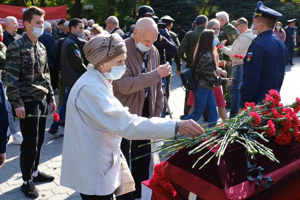В Астрахани торжественно захоронили останки солдата, найденные в Украине