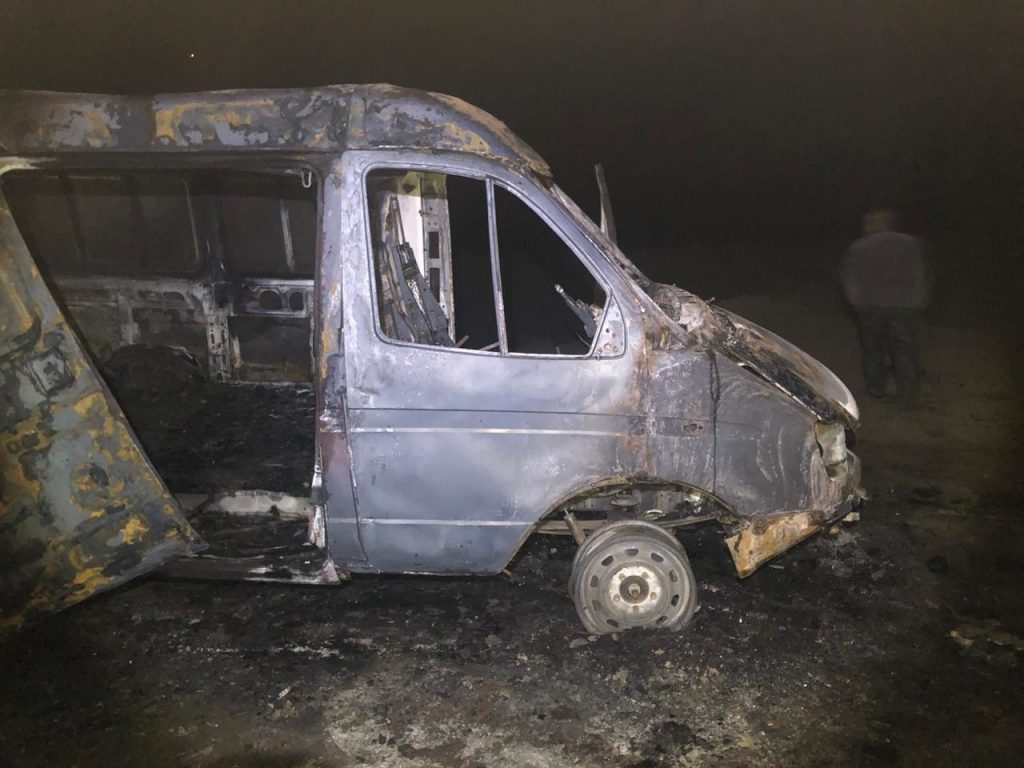 В Астрахани сгорела баня, 2 жилых дома и 3 автомобиля