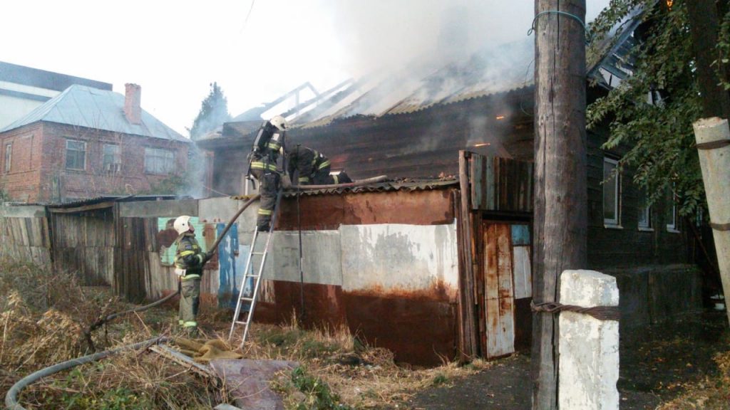 В Астрахани сгорела баня, 2 жилых дома и 3 автомобиля
