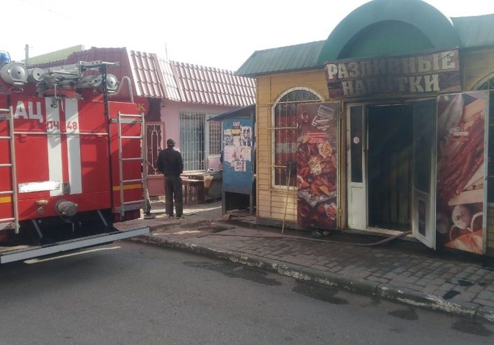 В Астраханской области загорелось 2 продуктовых магазина