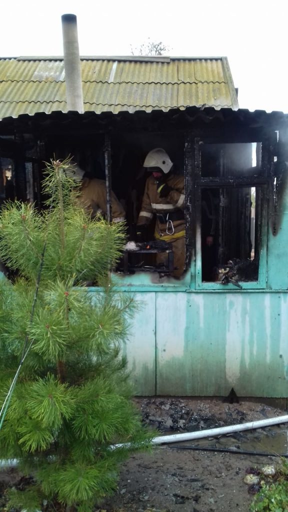 В Астрахани от пожара пострадало кафе, квартира и частный дом