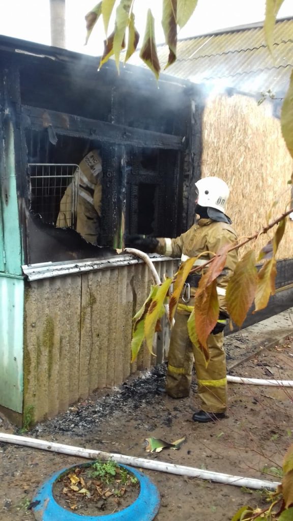 В Астрахани от пожара пострадало кафе, квартира и частный дом