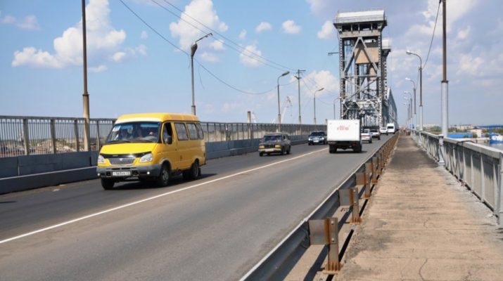 Старый мост в Астрахани резко перекрыли