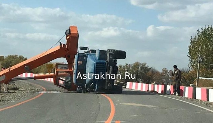На мосту в Астраханской области упал автокран