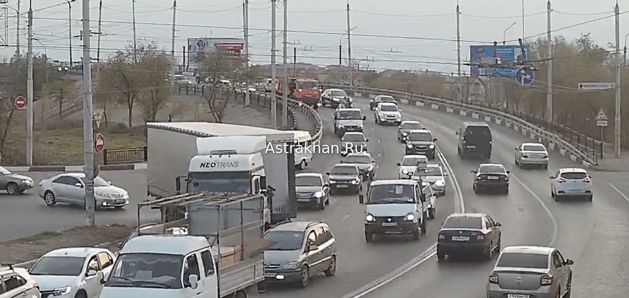 Астраханцы хотят закрыть Аэропортовский мост не только для грузовиков, но и для пешеходов