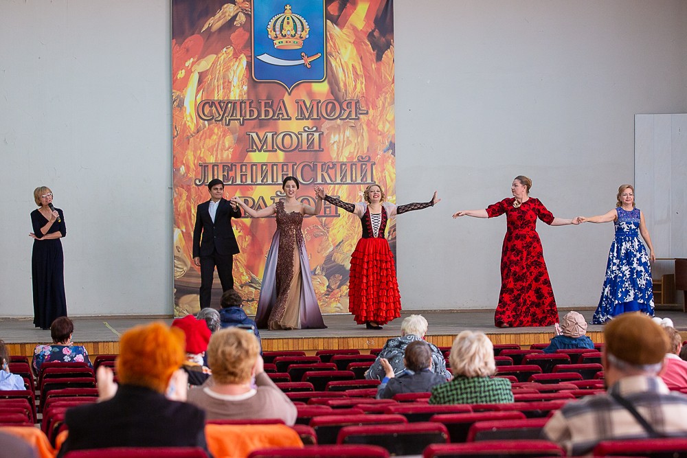 Солисты Астраханского театра оперы и балета выступают выступили для пенсионеров