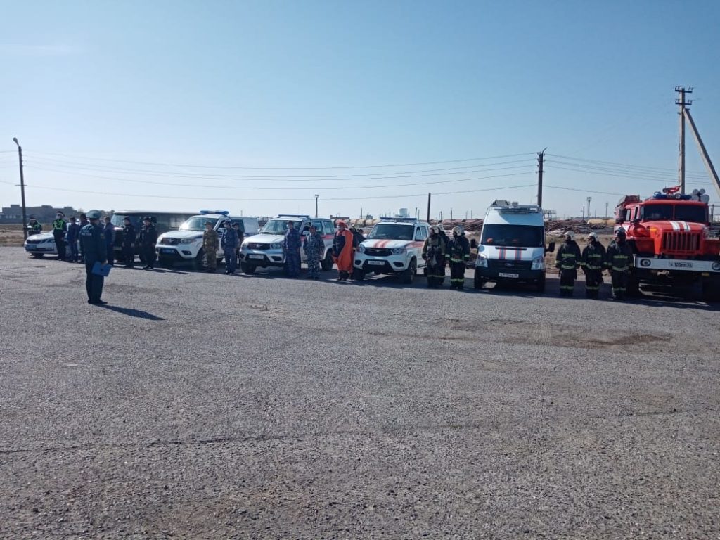 В Астраханской области семь вагонов грузового поезда сошли с рельс