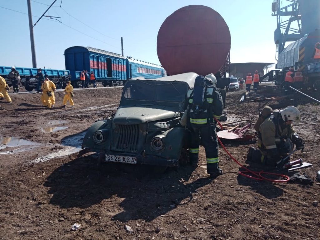 В Астраханской области семь вагонов грузового поезда сошли с рельс