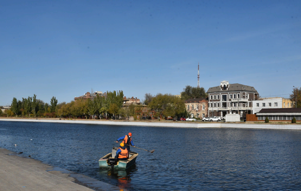 В Астрахани в городские каналы начала прибывать вода