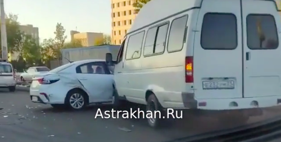 В Астрахани произошло ДТП с четырьмя автомобилями (видео)