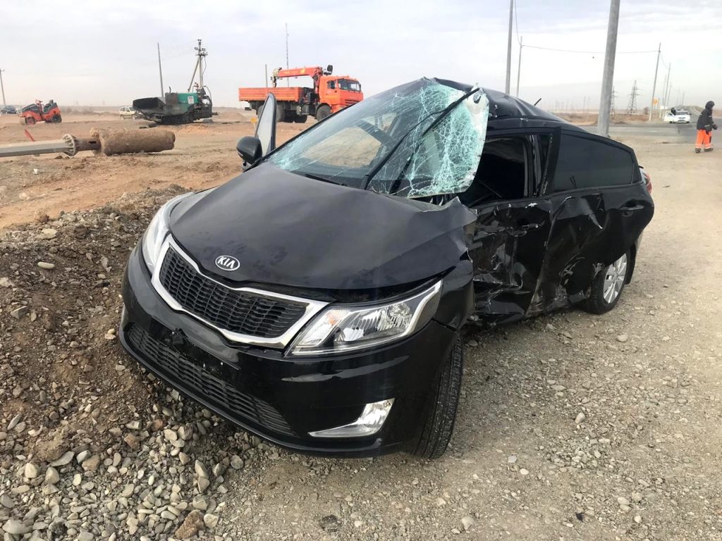 В Астраханской области иномарка столкнулась с фурой, есть пострадавшие