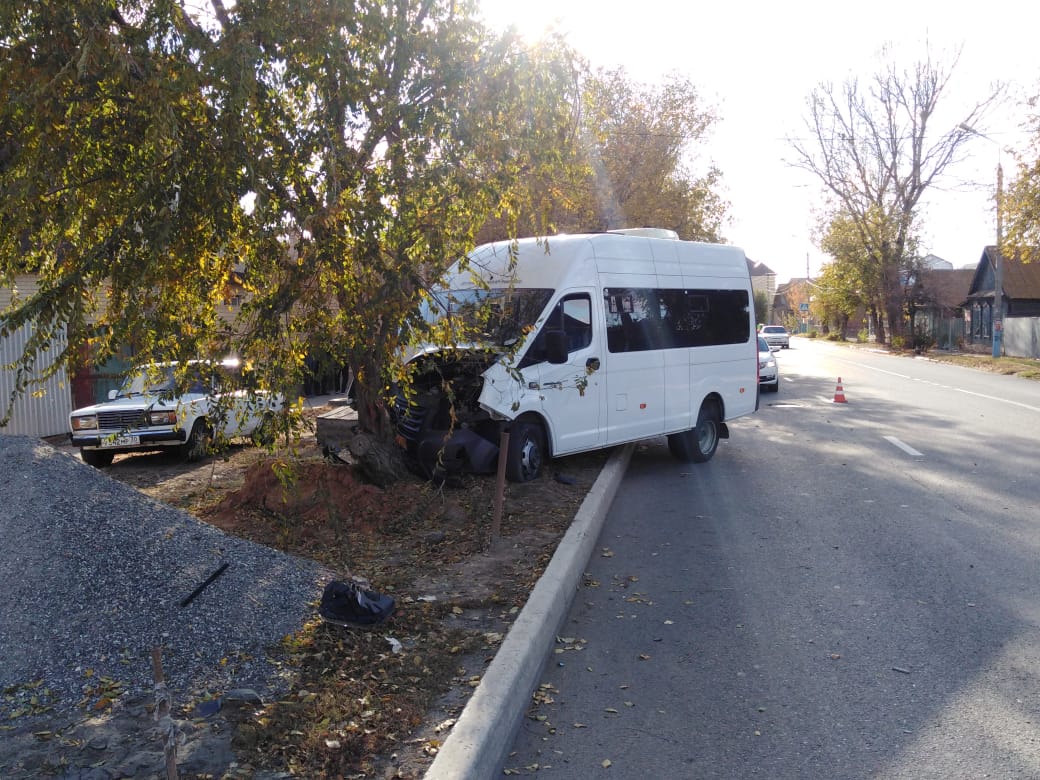 маршрутка въехала в дерево Астрахань