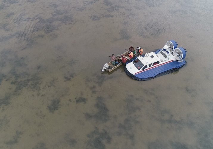 Астраханские рыбаки несли лодку на себе чтобы спастись