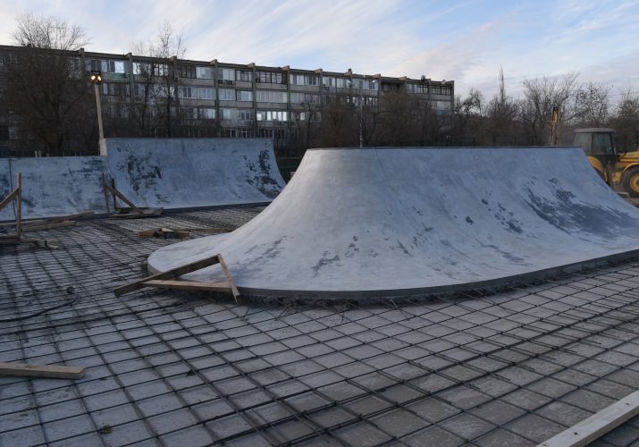 На улице Татищева почти завершена установка скейт-парка