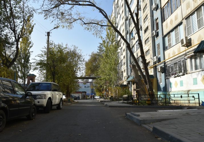В Астрахани благоустроили почти три десятка дворов