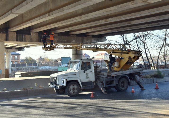 Мост к Аэропортовскому шоссе очищают от мусора