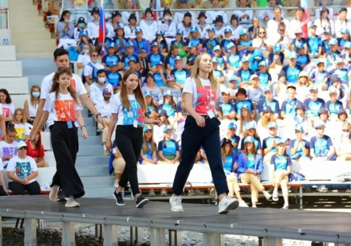 Четверо астраханских школьников получили сотни тысяч рублей на образование