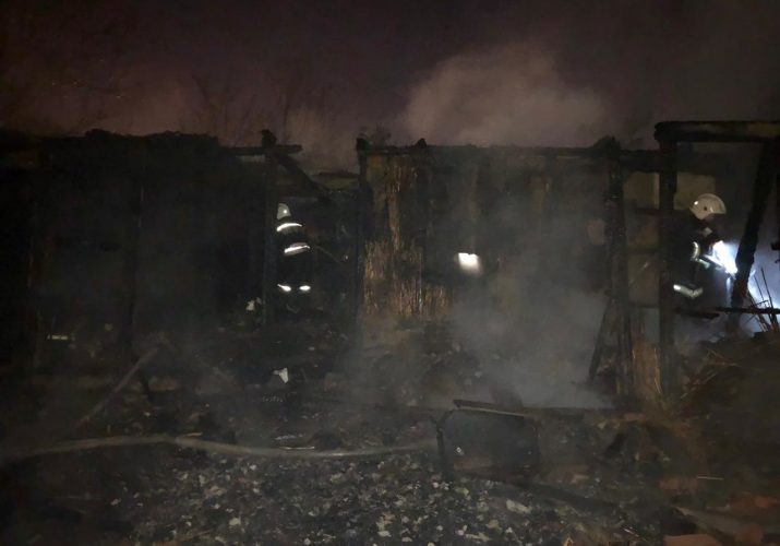 в Астраханской области подожгли два дома