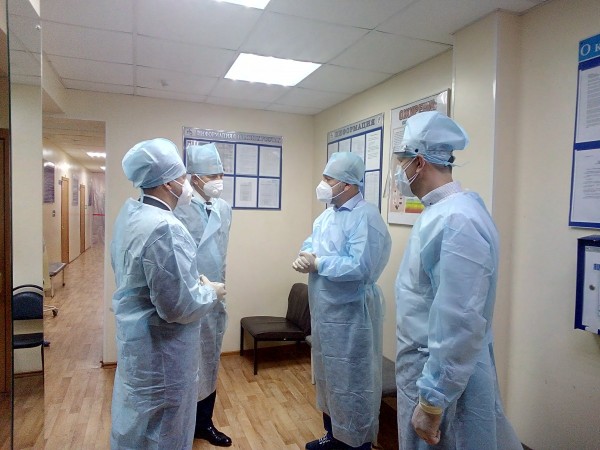Алексей Спирин и Леонид Огуль посетили Центр первой помощи людям с ОРВИ и COVID-19