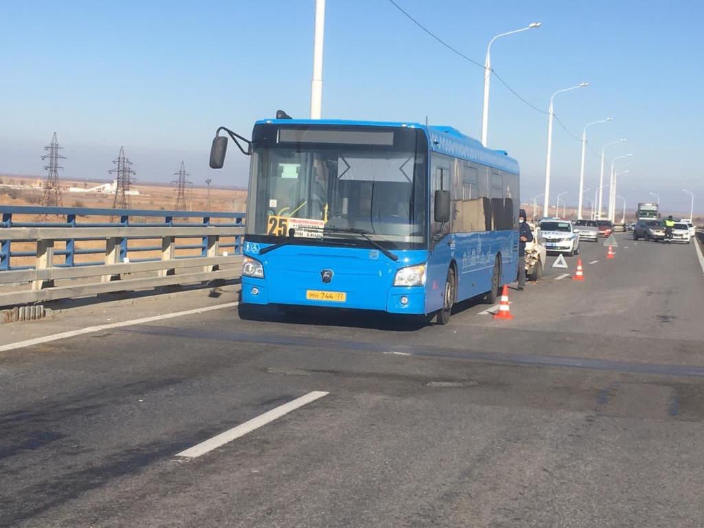 Сразу 3 ДТП случилось на мосту в сторону мкр Бабаевского