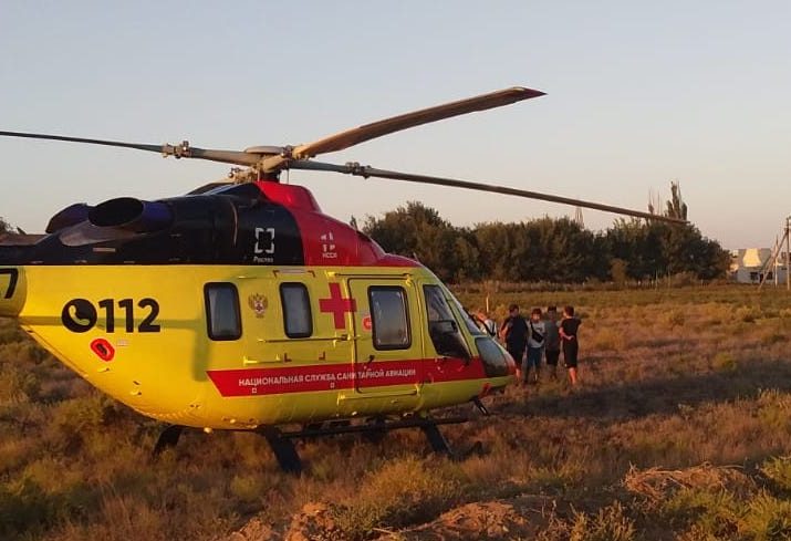2 вертолёта санитарной авиации продолжают спасать астраханцев