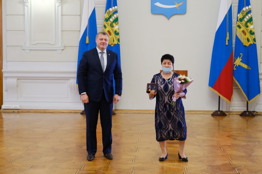 В Астрахани многодетных матерей наградили знаком отличия "Материнская слава"
