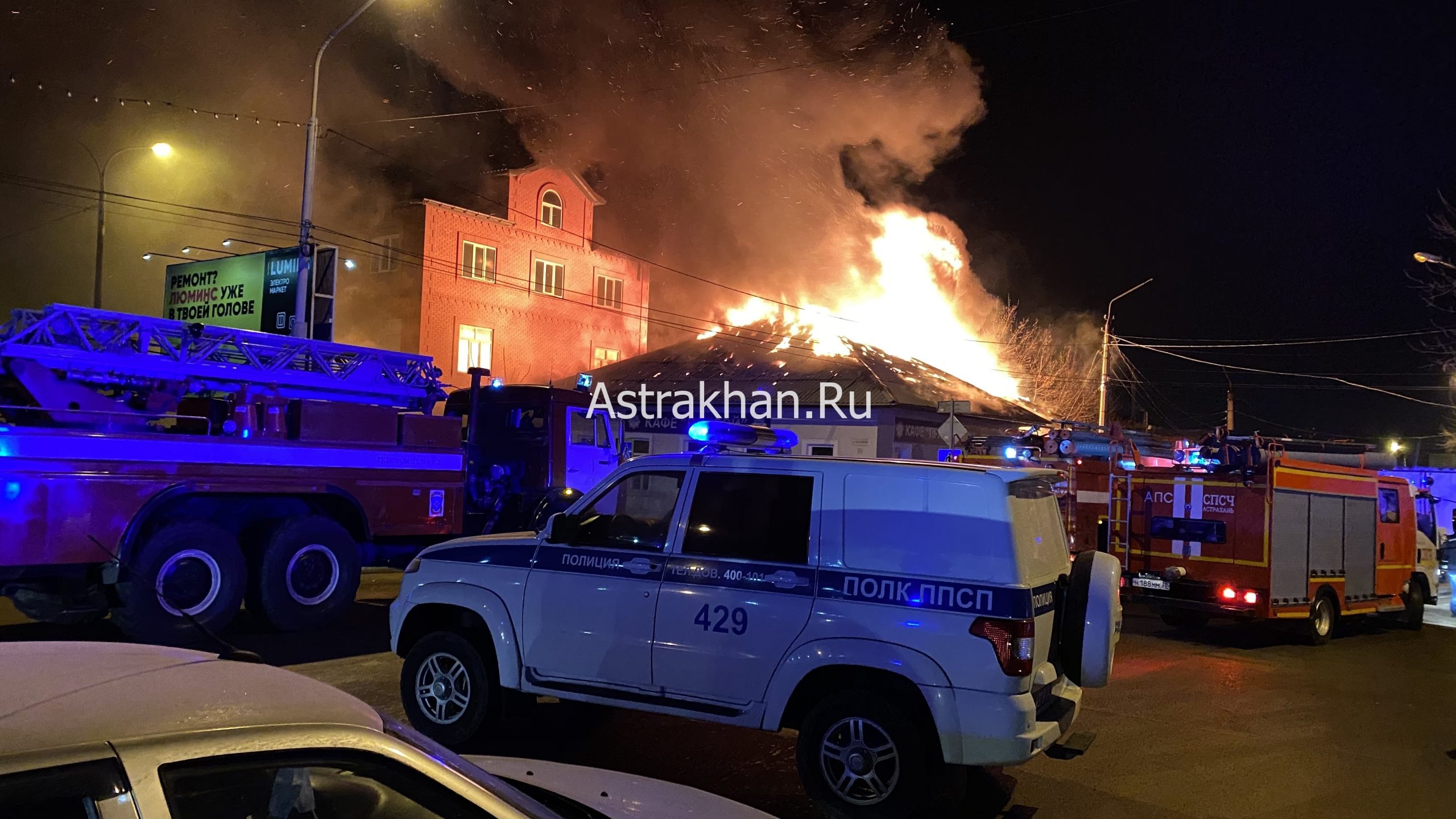В Астрахани у рынка Большие Исады сгорело 400 кв.м кафе и жилого дома (видео)