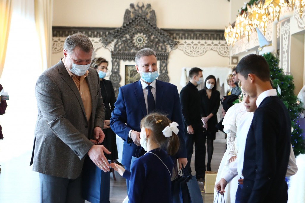 В Астрахани прошла губернаторская ёлка для детей, попавших в трудную жизненную ситуацию
