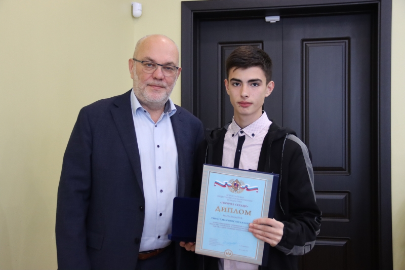 В Астрахани Виталий Гутман наградил детей-героев почётными знаками