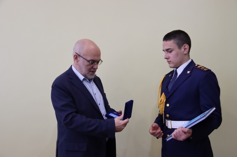 В Астрахани Виталий Гутман наградил детей-героев почётными знаками