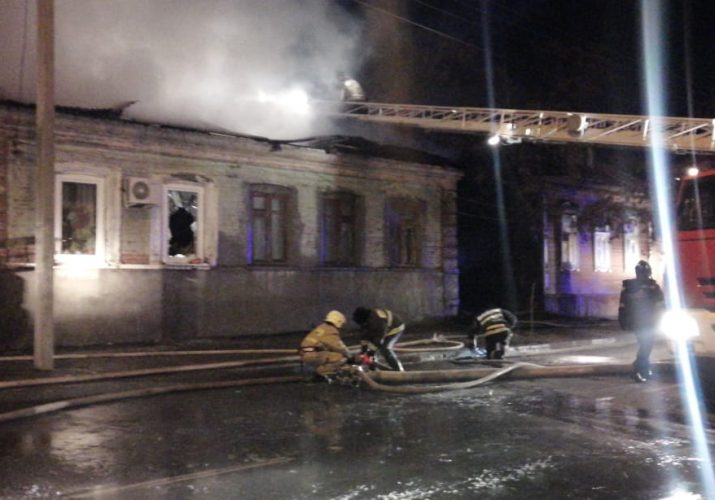 4 астраханцев спасли во время пожара в доме по улице Набережная 1-го Мая